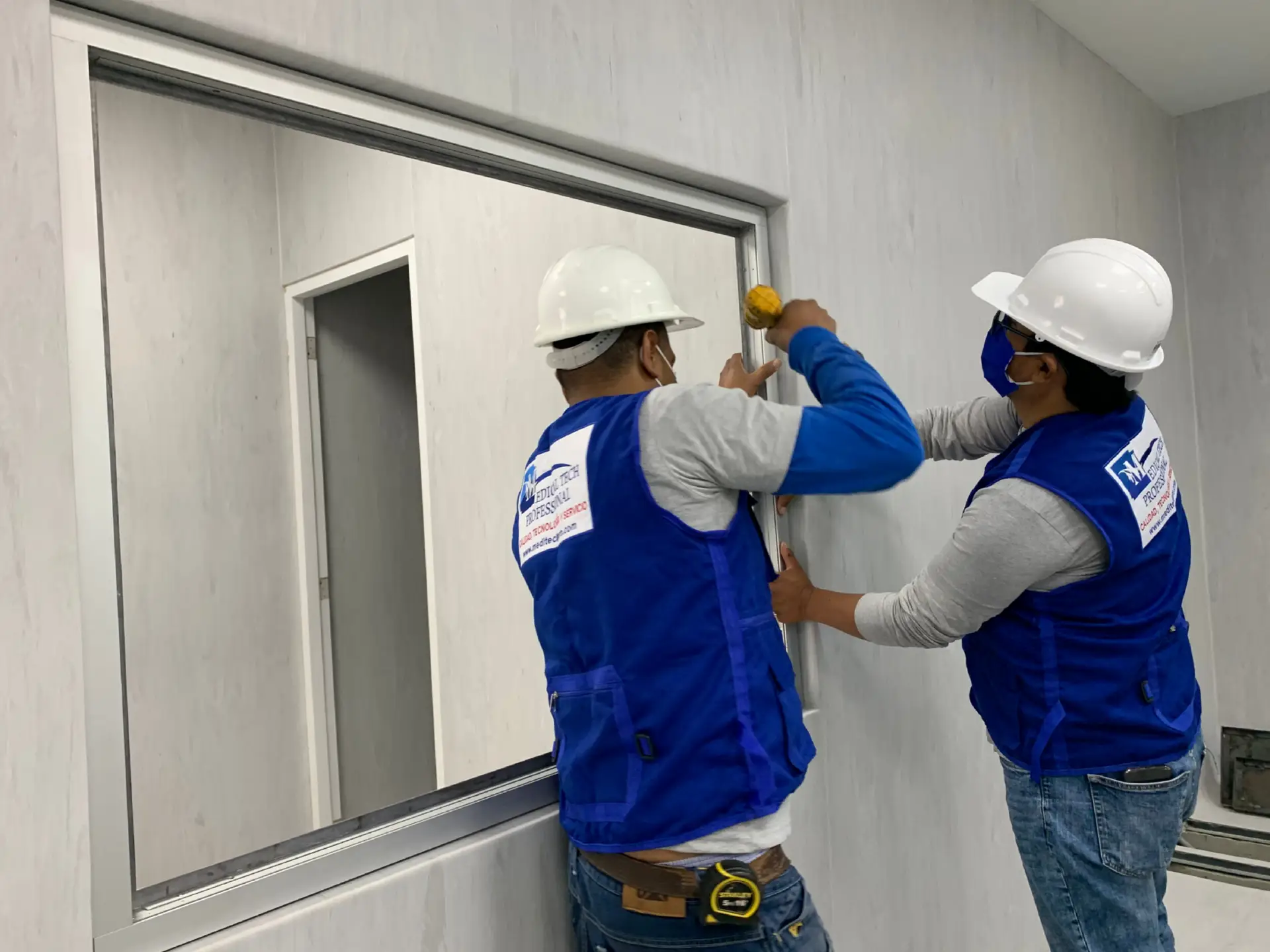 Instalación de vidrio emplomado